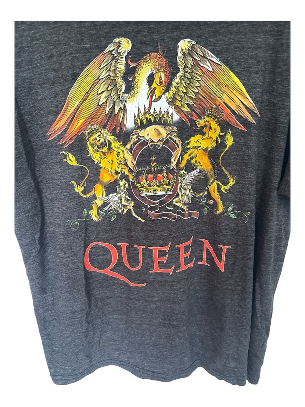 Que Charcoal Queen Graphic Crewneck Tee with Multicolor Crest - Picture 3 of 3